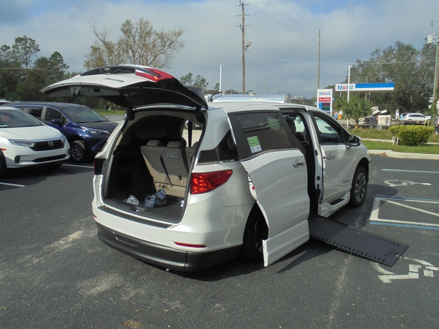 White Honda Odyssey image number 14