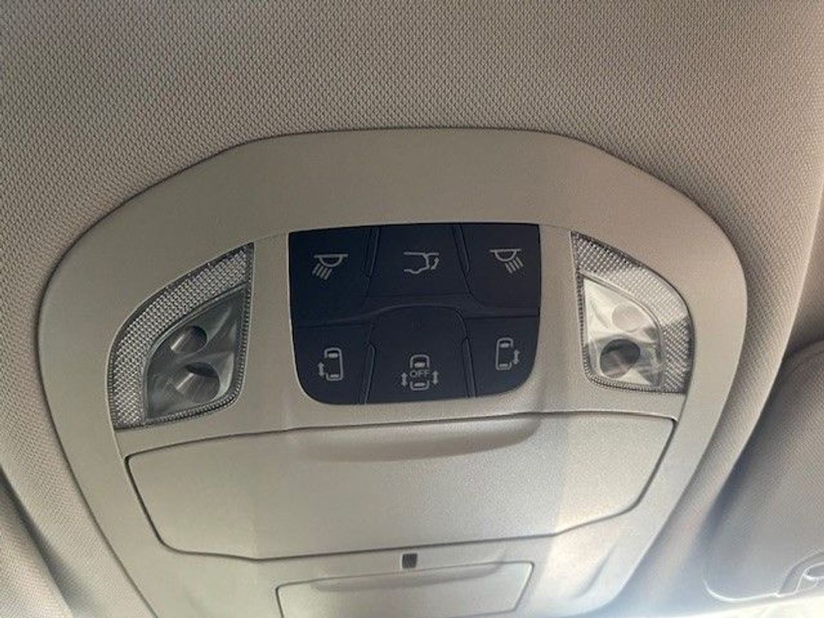 Silver Chrysler Pacifica image number 17