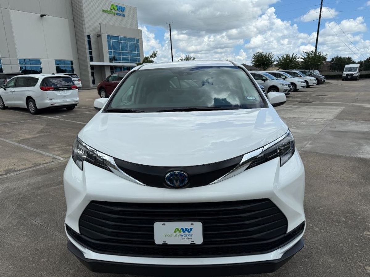 White Toyota Sienna image number 7