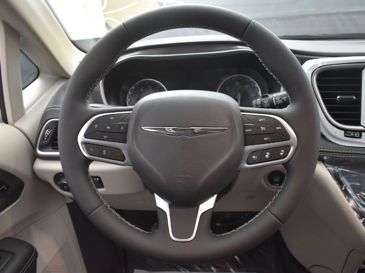 Silver Chrysler Pacifica image number 8