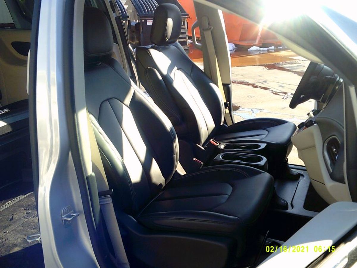 Silver Chrysler Pacifica image number 14