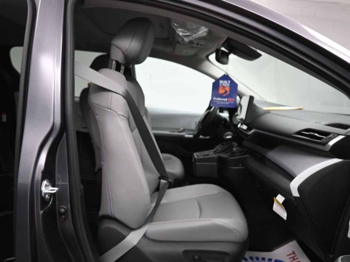 2025 TOYOTA SIENNA - Image 6
