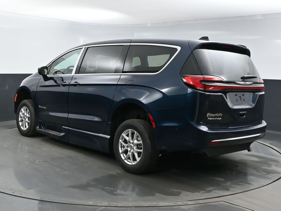 New 2026 Chrysler Pacifica Select Safety - BraunAbility Side Entry Entry In Floor Automatic Ramp
