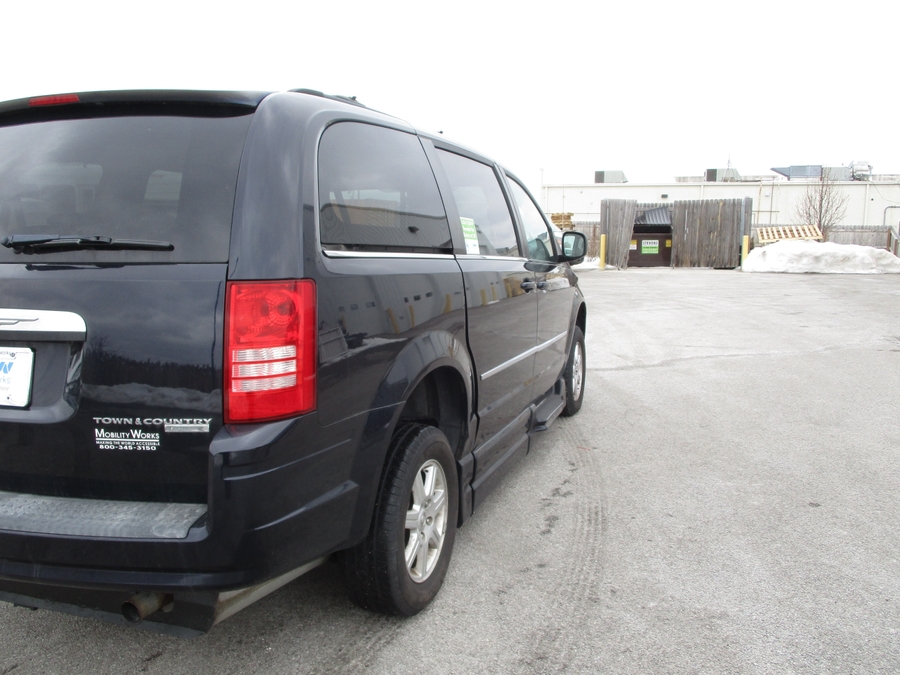 2010 CHRYSLER TOWN AND COUNTRY - Image 7