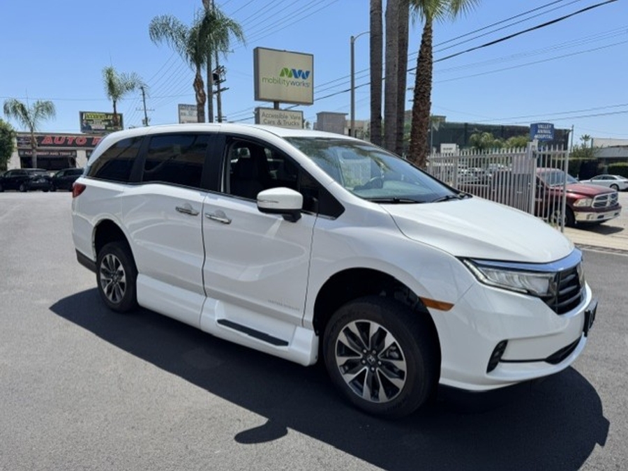 White Honda Odyssey image number 6