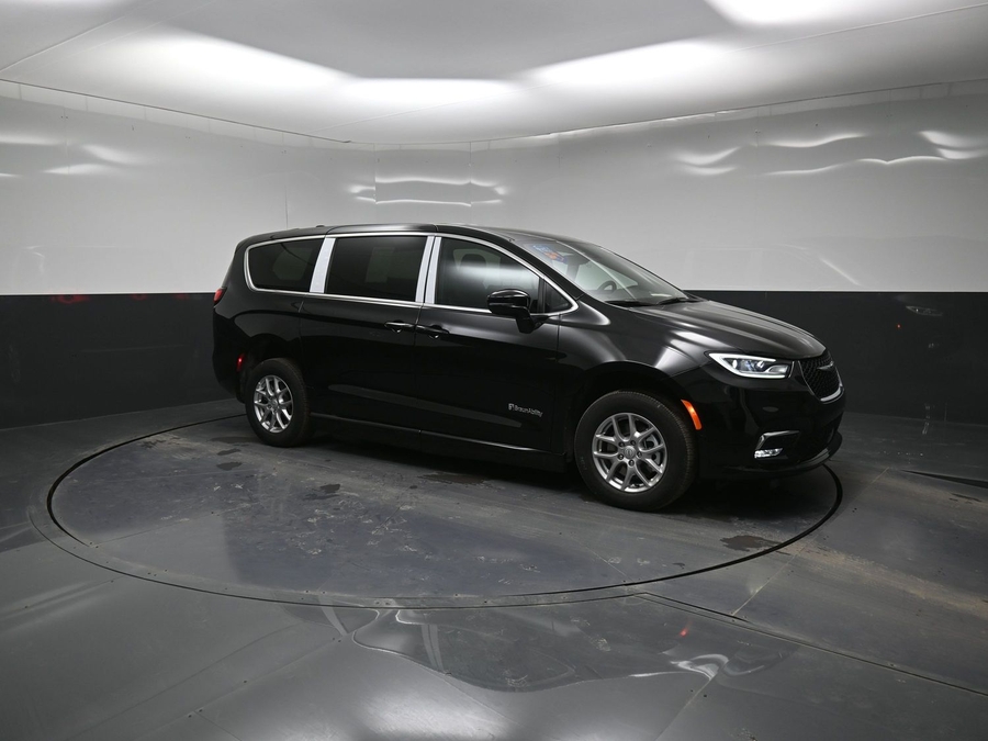 Black Chrysler Pacifica image number 17