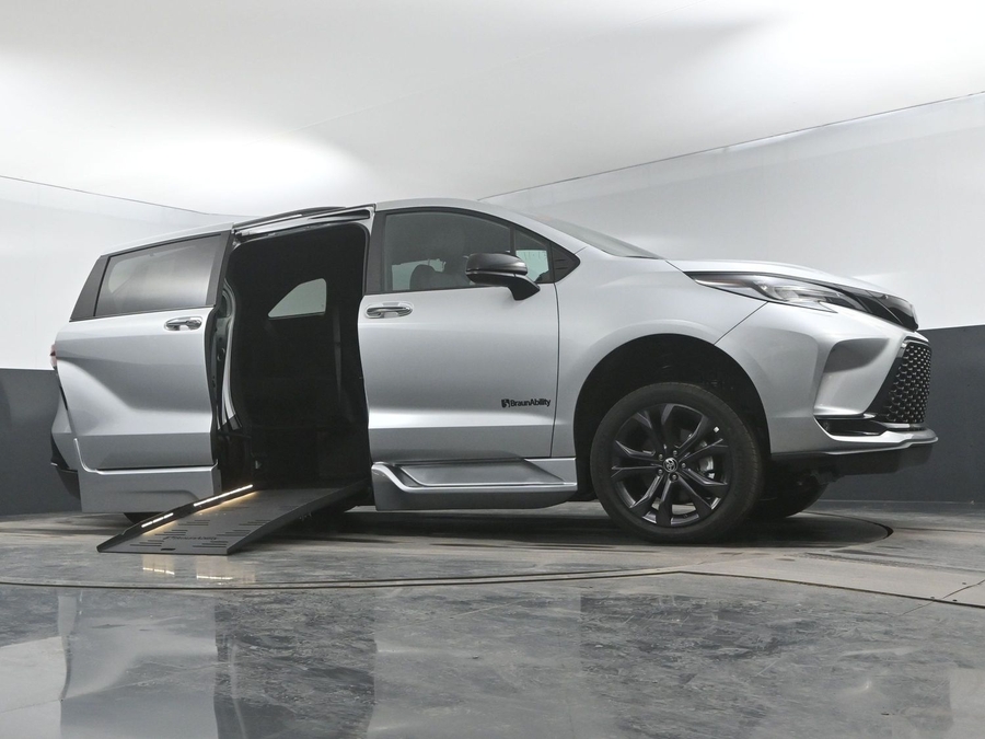 New 2025 Toyota Sienna Hybrid XSE - BraunAbility Side Entry Entry Fold Out Automatic Ramp