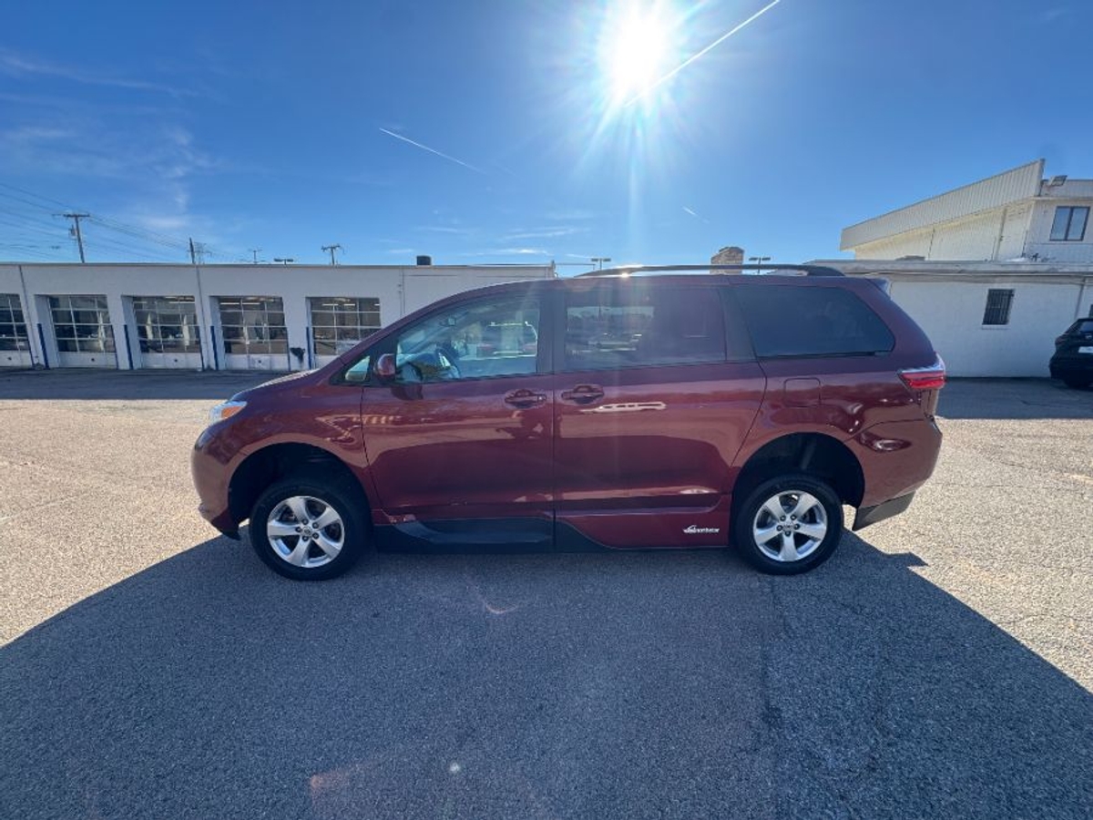 Red Toyota Sienna image number 2