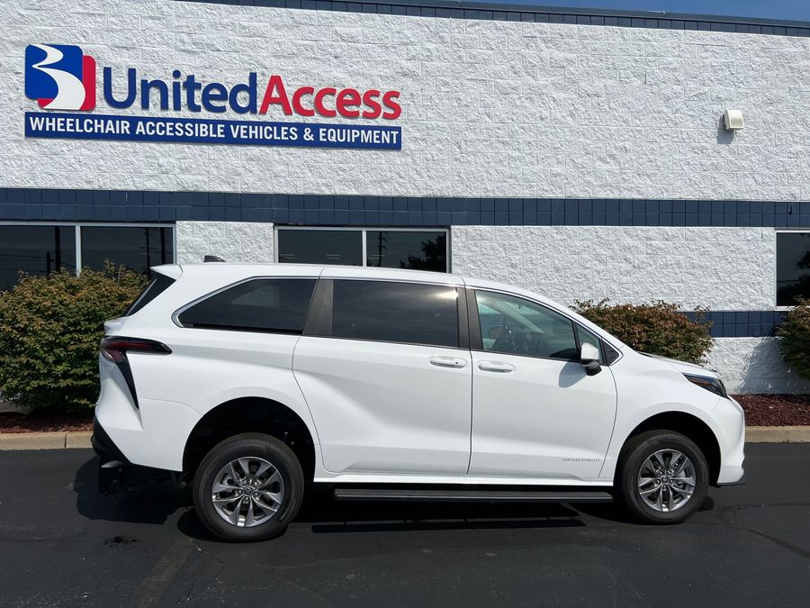 New 2025 Toyota Sienna Hybrid LE - Vantage Mobility Commercial Rear Entry Entry Fold Out Manual Ramp