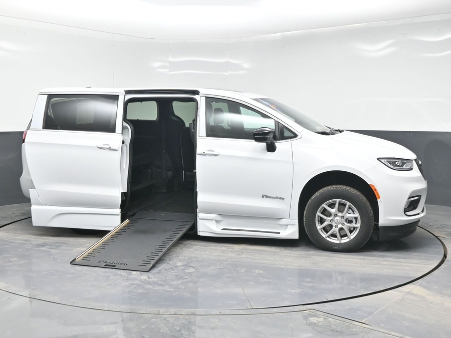 White Chrysler Pacifica image number 7