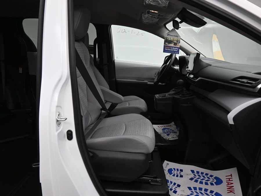 New 2025 Toyota Sienna Hybrid LE - BraunAbility Side Entry Entry Fold Out Automatic Ramp