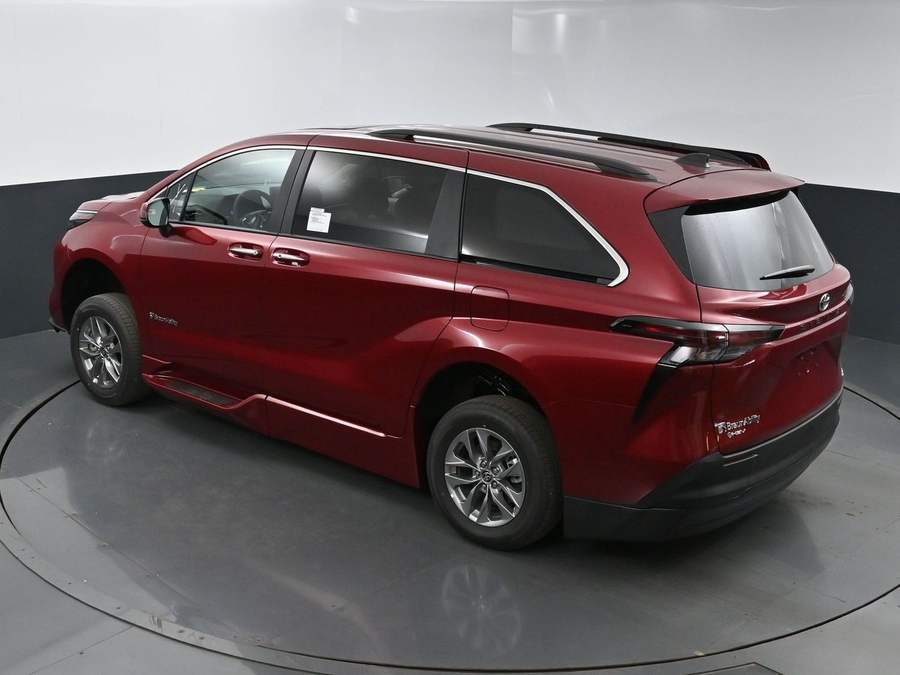 New 2025 Toyota Sienna Hybrid XLE Plus - BraunAbility Side Entry Entry In Floor Automatic Ramp