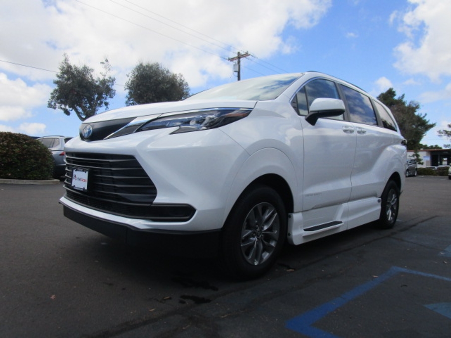 New 2025 Toyota Sienna Hybrid LE AWD w MID ROW - Vantage Mobility Commercial Side Entry Entry In Floor Manual Ramp