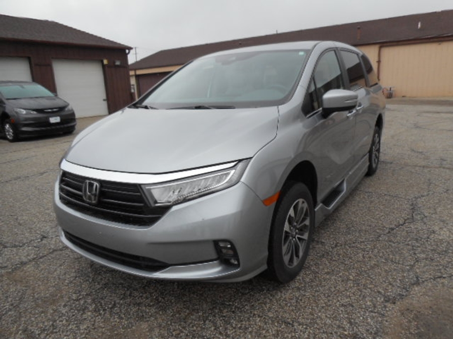 Silver Honda Odyssey image number 1