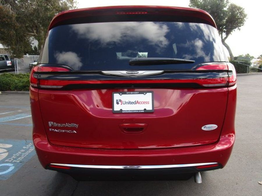 New 2025 Chrysler Pacifica Select Safety - BraunAbility Side Entry Entry Fold Out Automatic Ramp