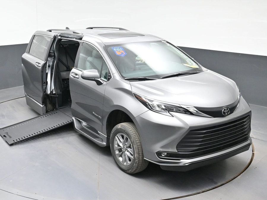 Grey Toyota Sienna image number 19