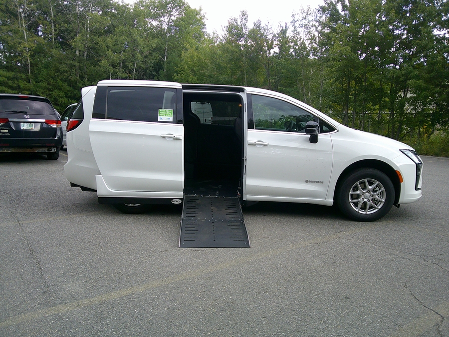White Chrysler Pacifica image number 1
