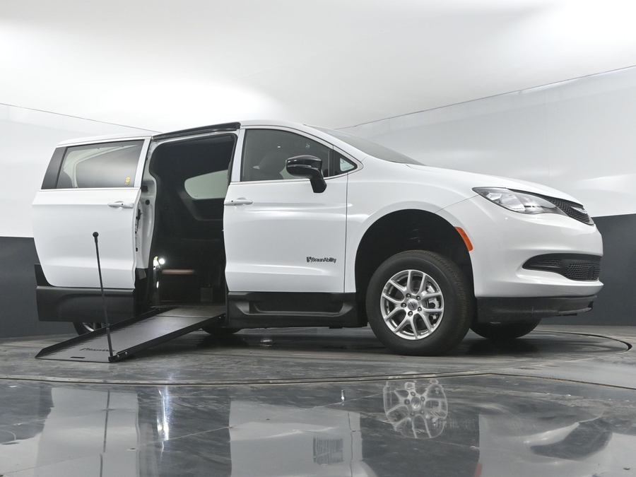 New 2025 Chrysler Voyager LX w MID ROW SEAT - BraunAbility Commercial Side Entry In Floor Manual Ramp