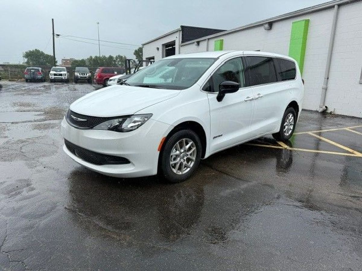 White Chrysler Voyager image number 11