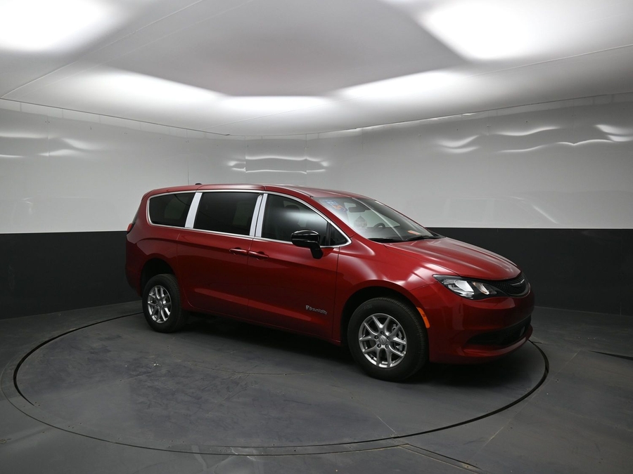 Red Chrysler Voyager image number 22