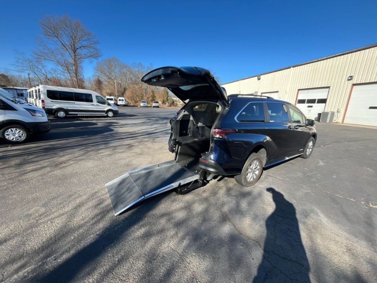 2024 TOYOTA SIENNA - Image 2