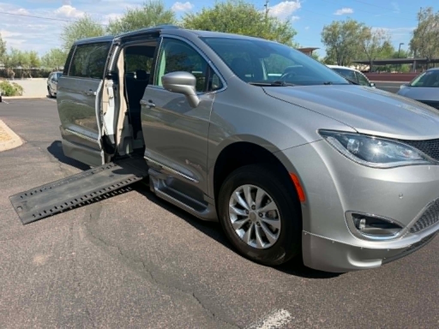 Used 2018 Chrysler Pacifica Touring L Plus - BraunAbility Side Entry In Floor Automatic Ramp