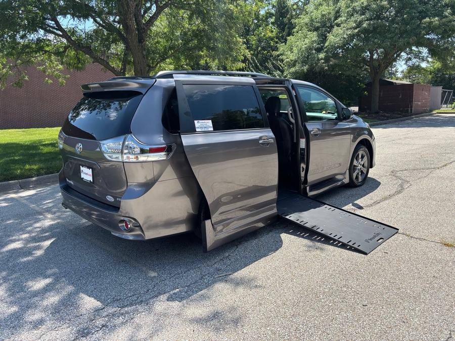 Used 2016 Toyota Sienna SE - BraunAbility Side Entry In Floor Automatic Ramp
