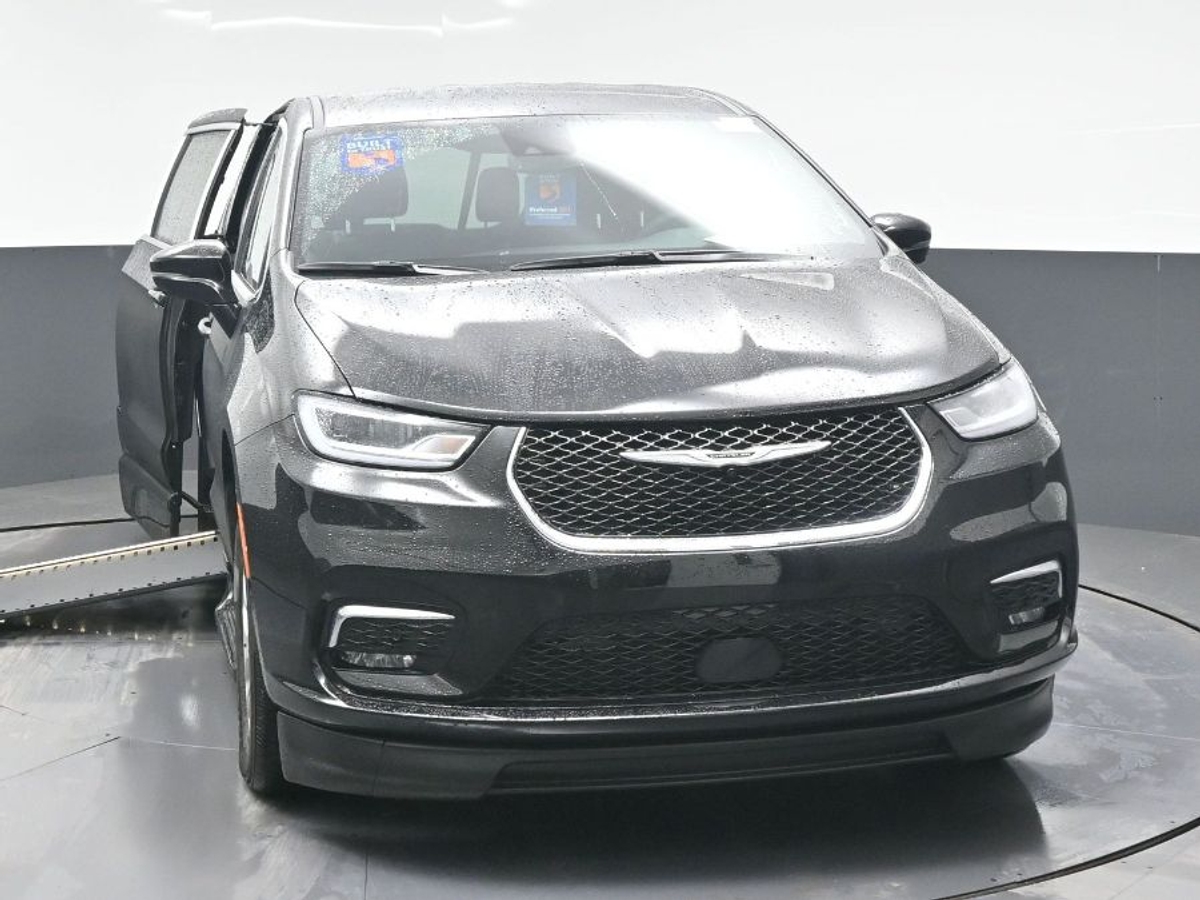 Black Chrysler Pacifica image number 1