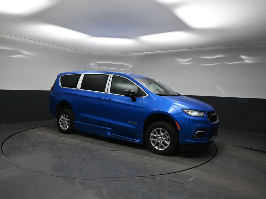 Blue Chrysler Pacifica image number 14