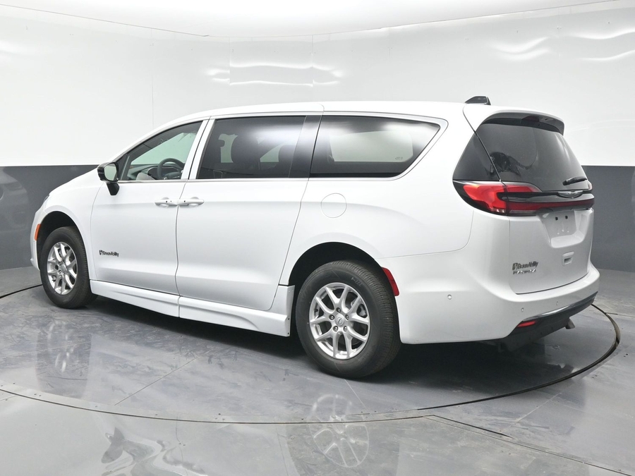 White Chrysler Pacifica image number 1