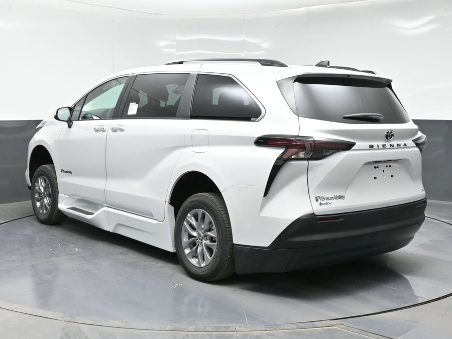 New 2026 Toyota Sienna Hybrid XLE Base - BraunAbility Side Entry In Floor Automatic Ramp