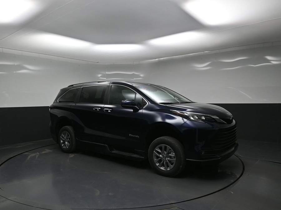 Blue Toyota Sienna image number 11