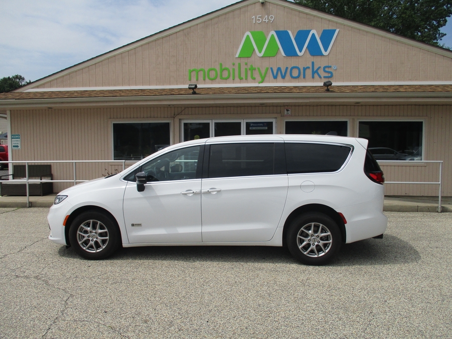 White Chrysler Pacifica image number 3