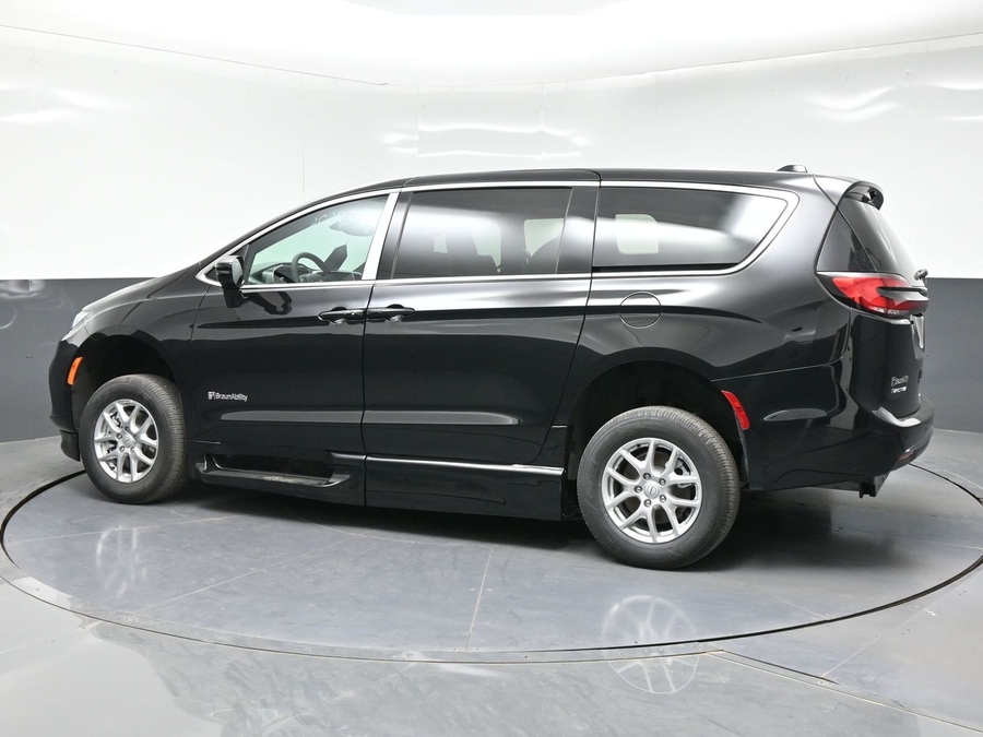 Black Chrysler Pacifica image number 4