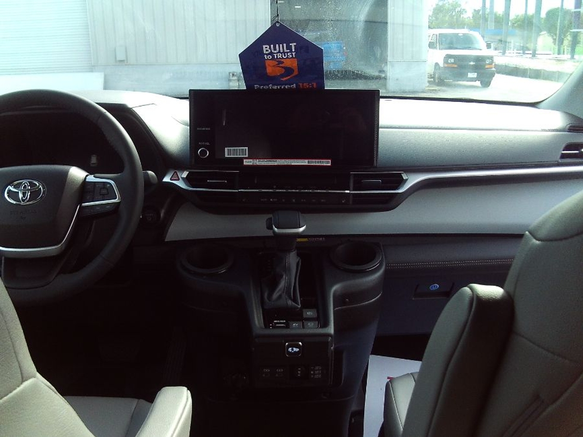 2025 TOYOTA SIENNA - Image 10