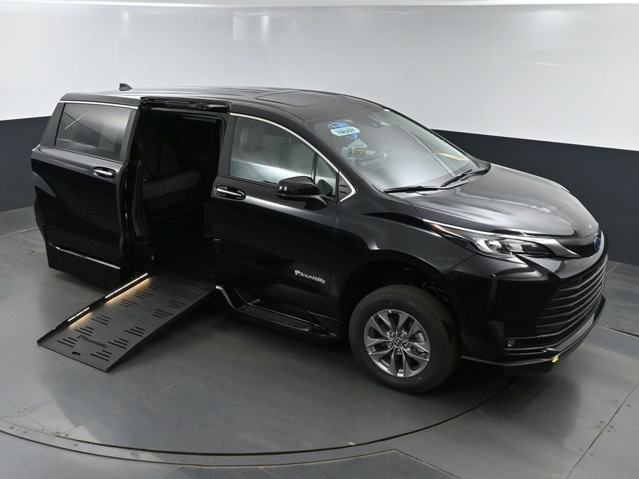 New 2025 Toyota Sienna Hybrid XLE Base - BraunAbility Side Entry Entry Fold Out Automatic Ramp