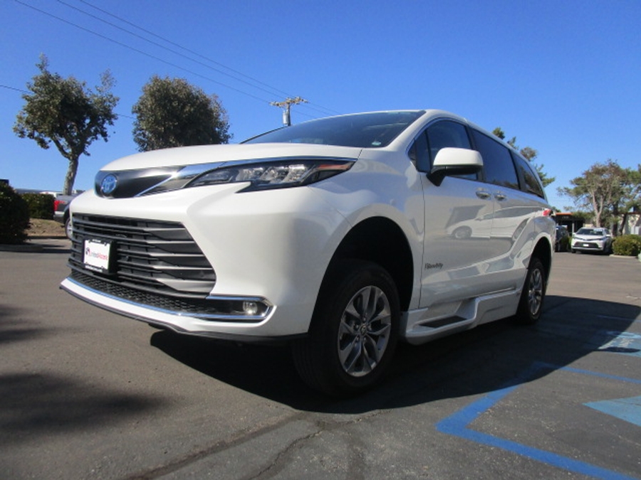 Used 2022 Toyota Sienna Hybrid XLE Base - BraunAbility Side Entry Entry Fold Out Automatic Ramp