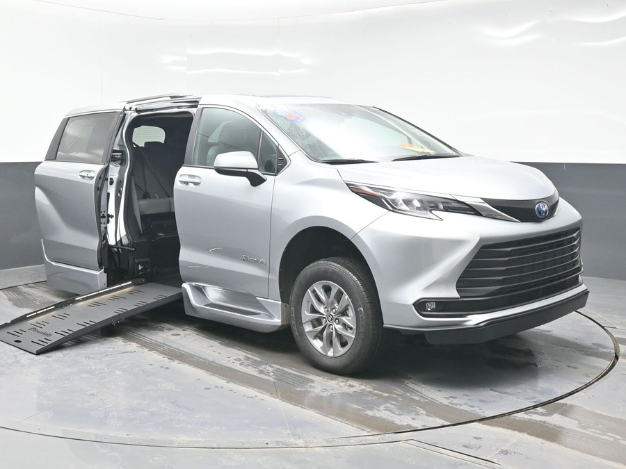 2025 Toyota Sienna XLE's photo