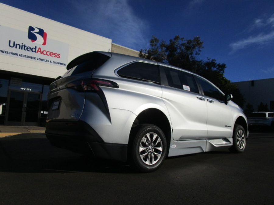 Used 2024 Toyota Sienna Hybrid XLE Base - BraunAbility Side Entry Entry Fold Out Automatic Ramp