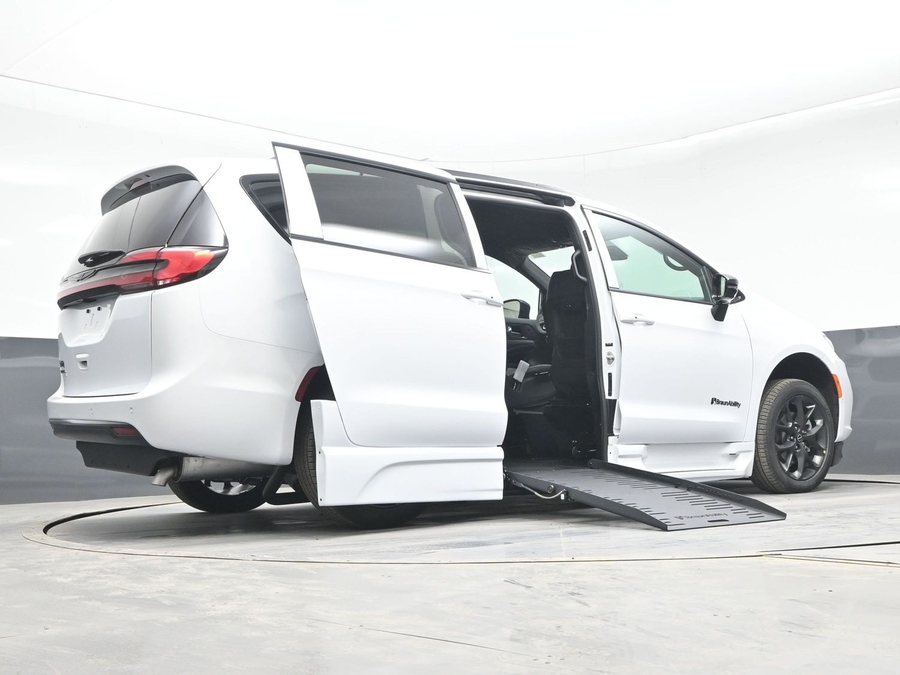 New 2026 Chrysler Pacifica Select Sport - BraunAbility Side Entry Entry Fold Out Automatic Ramp