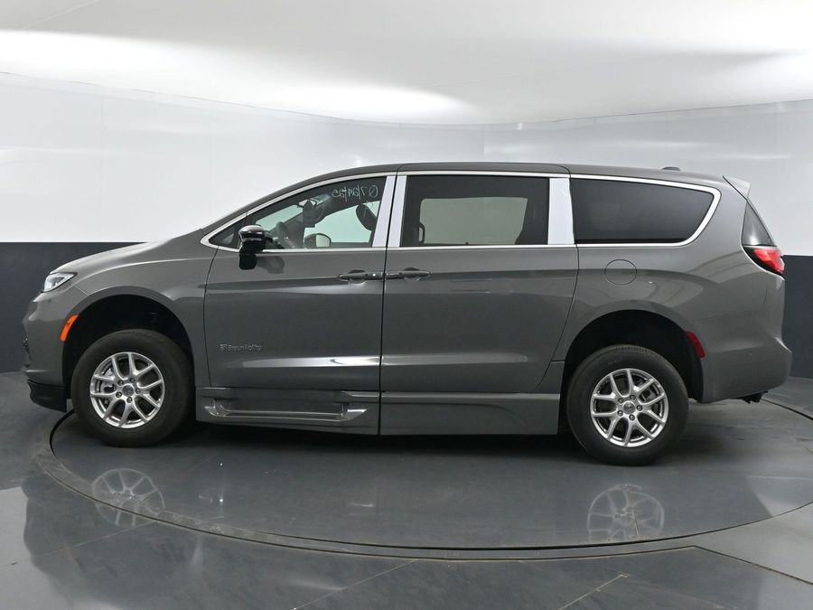New 2025 Chrysler Pacifica Select Safety - BraunAbility Side Entry Entry In Floor Automatic Ramp