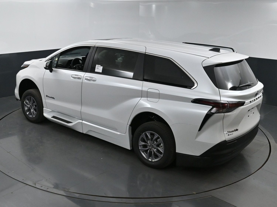 New 2025 Toyota Sienna Hybrid XLE Base - BraunAbility Side Entry Entry In Floor Automatic Ramp