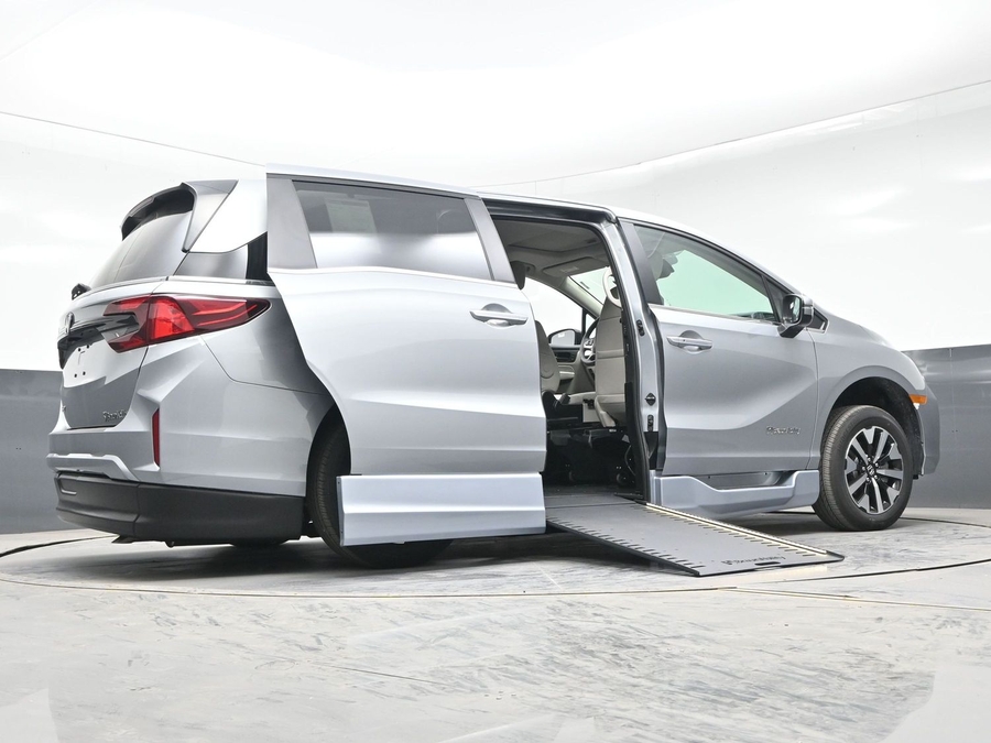 Silver Honda Odyssey image number 21