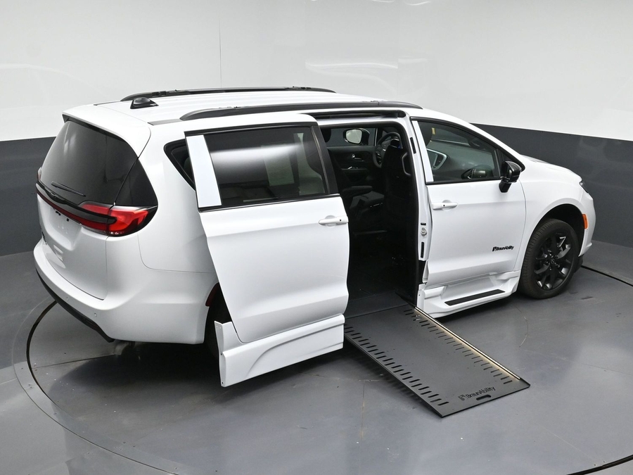 New 2026 Chrysler Pacifica Select Sport - BraunAbility Side Entry In Floor Automatic Ramp