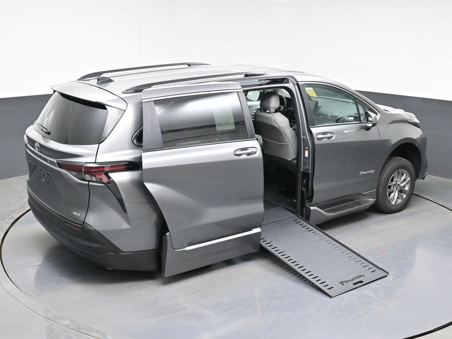 Grey Toyota Sienna image number 11