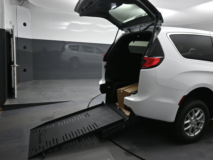 White Chrysler Pacifica image number 10