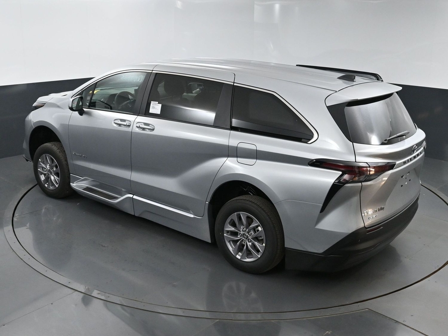 New 2025 Toyota Sienna Hybrid LE - BraunAbility Side Entry Entry Fold Out Automatic Ramp