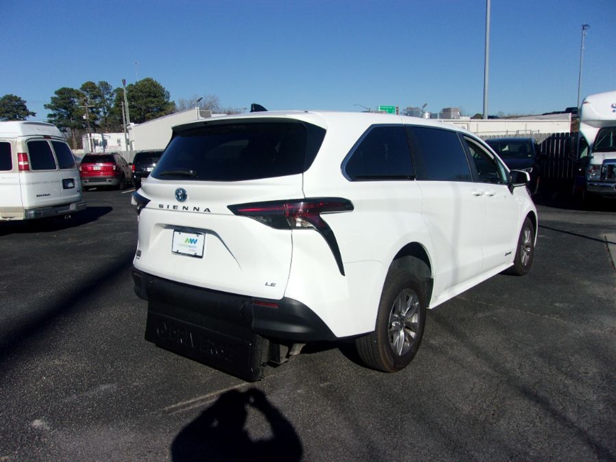 2025 TOYOTA SIENNA - Image 4
