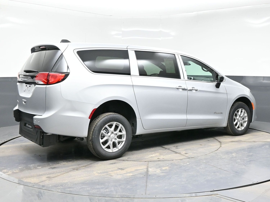 Silver Chrysler Voyager image number 6