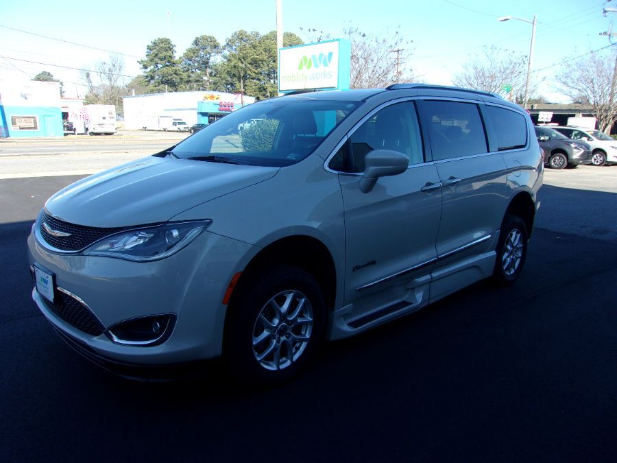 White Chrysler Pacifica image number 3